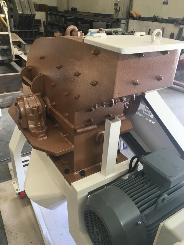 The LB 280 Laboratory Type Impact Crusher (Cubiczer Crusher)